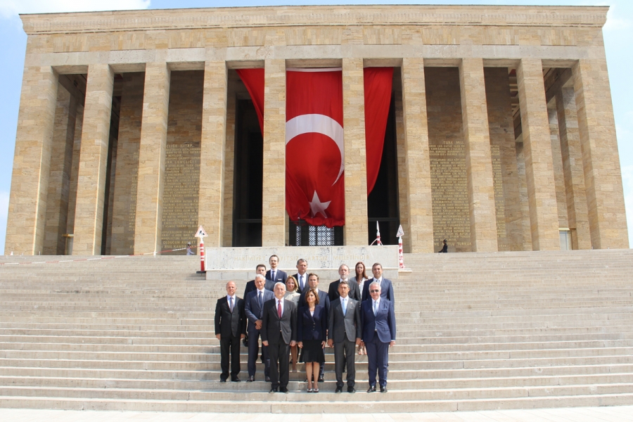 TÜSİAD Heyeti Anıtkabir&#039;i Ziyaret Ederek Anıtkabir Özel Defterini İmzaladı